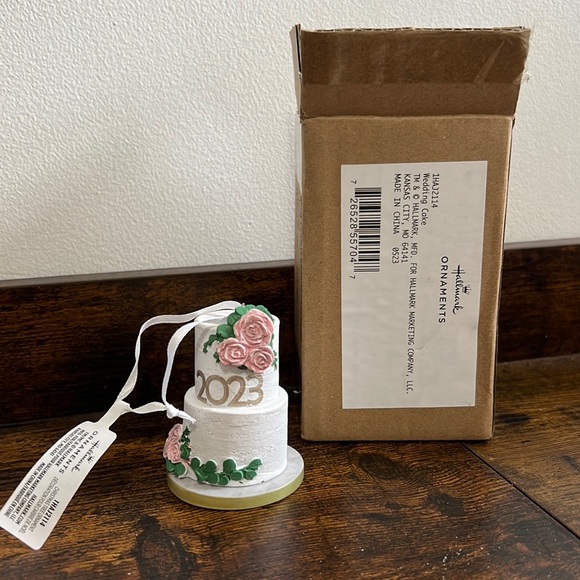 NEW - 2023 Wedding Cake - Hallmark Ornament - Picture 1 of 4